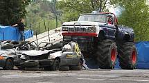 Na parkovišti u Zimního stadionu v Ústí nad Labem předvedli kaskadéři závod Monster trucků.