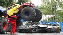 Na parkovišti u Zimního stadionu v Ústí nad Labem předvedli kaskadéři závod Monster trucků.