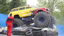 Na parkovišti u Zimního stadionu v Ústí nad Labem předvedli kaskadéři závod Monster trucků.