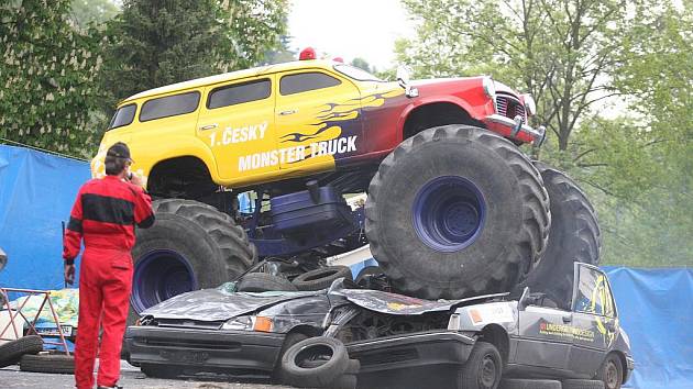 Na parkovišti u Zimního stadionu v Ústí nad Labem předvedli kaskadéři závod Monster trucků.