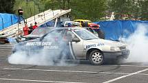 Na parkovišti u Zimního stadionu v Ústí nad Labem předvedli kaskadéři závod Monster trucků.