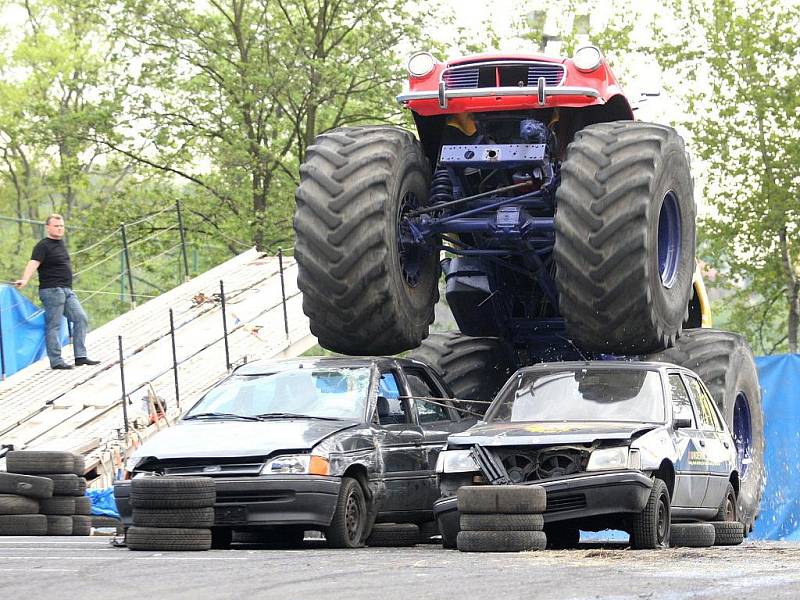 Na parkovišti u Zimního stadionu v Ústí nad Labem předvedli kaskadéři závod Monster trucků.