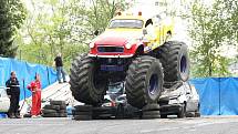 Na parkovišti u Zimního stadionu v Ústí nad Labem předvedli kaskadéři závod Monster trucků.