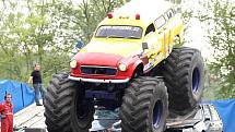 Na parkovišti u Zimního stadionu v Ústí nad Labem předvedli kaskadéři závod Monster trucků.