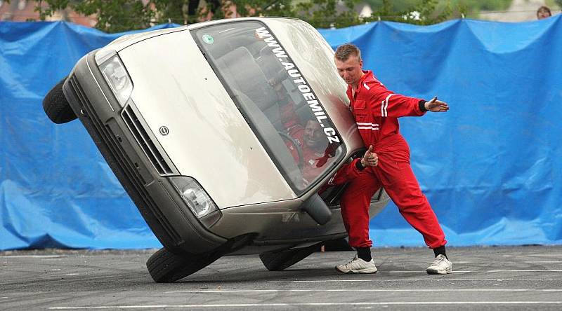 Na parkovišti u Zimního stadionu v Ústí nad Labem předvedli kaskadéři závod Monster trucků.