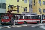 Trolejbusová doprava v Ústí zkolabovala kvůli přetržení převěsu trolejového vedení u divadla.