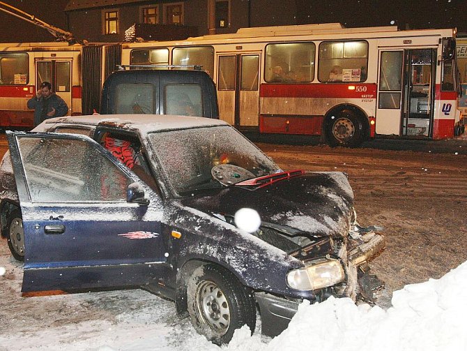 Dopravní nehoda v Tovární ulici.