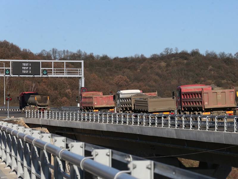 Zátěžová zkouška mostu na dokončovaném úseku dálnice D8.