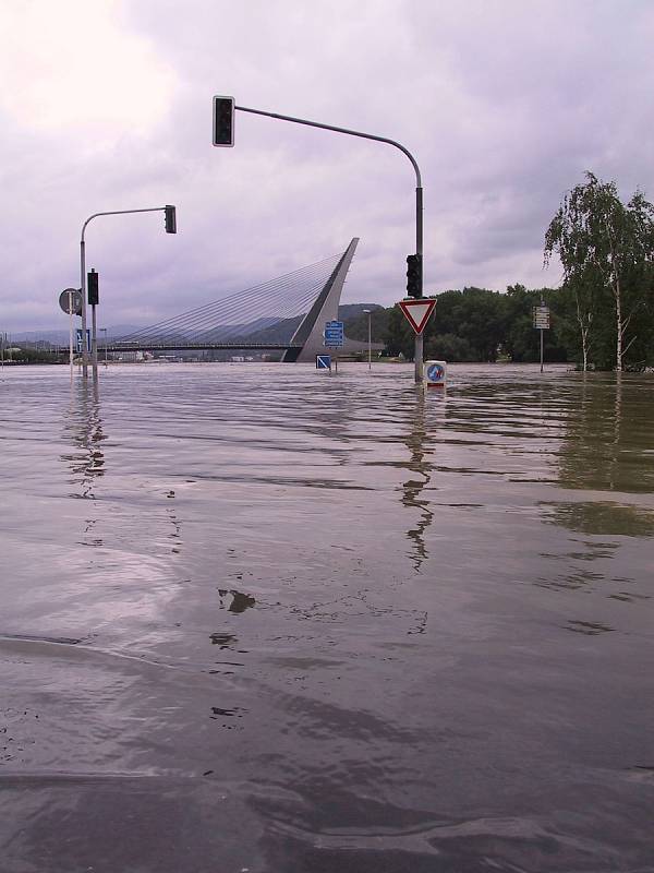 V Ústí nad Labem ve čtvrtek 14. srpna zaplavila voda z Labe celou přístavní ulici. Snímky jsou také z centra města, kde se lidé připravovali na povodeň naplňováním pytlů s pískem.