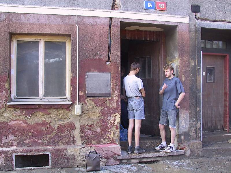V ulici Křižíkova v Krásném Březně začali lidé v úterý 20. srpna 2002 následky povodní.