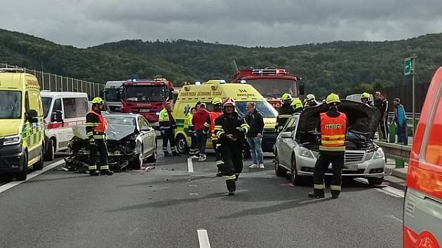 Dopravní nehoda osmi aut na dálnici D8.