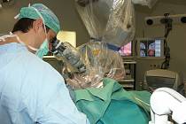 Klinika neurochirurgie ústecké Masarykovy nemocnice patří do seznamu patnácti špičkových pracovišť na světě. Na snímku při jedné z operací primář Martin Sameš. 
