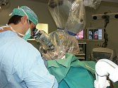 Klinika neurochirurgie ústecké Masarykovy nemocnice patří do seznamu patnácti špičkových pracovišť na světě. Na snímku při jedné z operací primář Martin Sameš. 