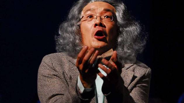 Čínský tenorista WeiLong Tao jako hostující umělec Severočeského divadla opery a baletu v Ústí nad Labem získal za titulní roli Hoffmana v opeře Hoffmanovy povídky v sobotu 28. března v Národním divadle v Praze.