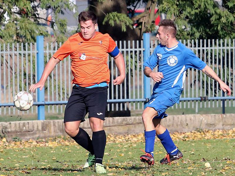 Fotbalisté Velkého Března B (v modrém) doma porazili Povrly 4:1.