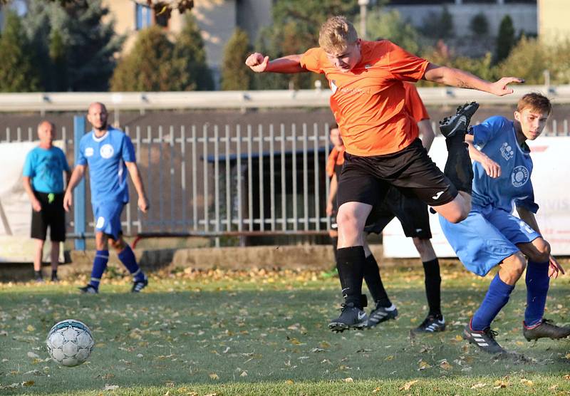 Fotbalisté Velkého Března B (v modrém) doma porazili Povrly 4:1.