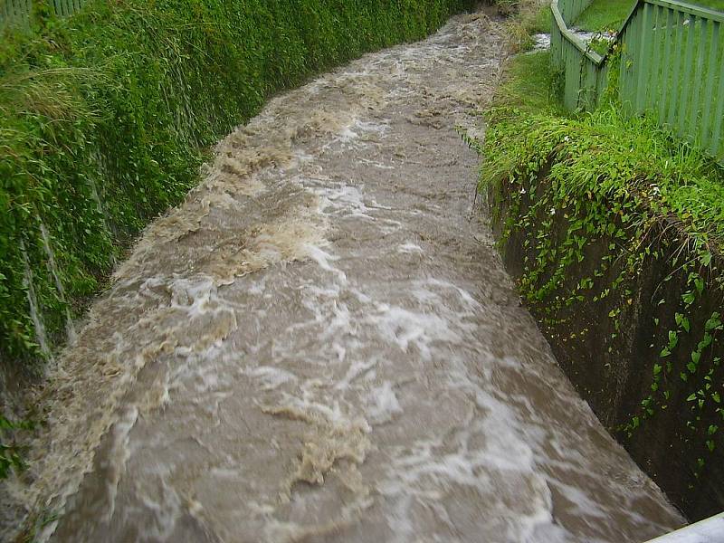 Povodně v Libouchci v Dlouhé. Bylo to hrozně rychlé, všechno to teklo z polí.