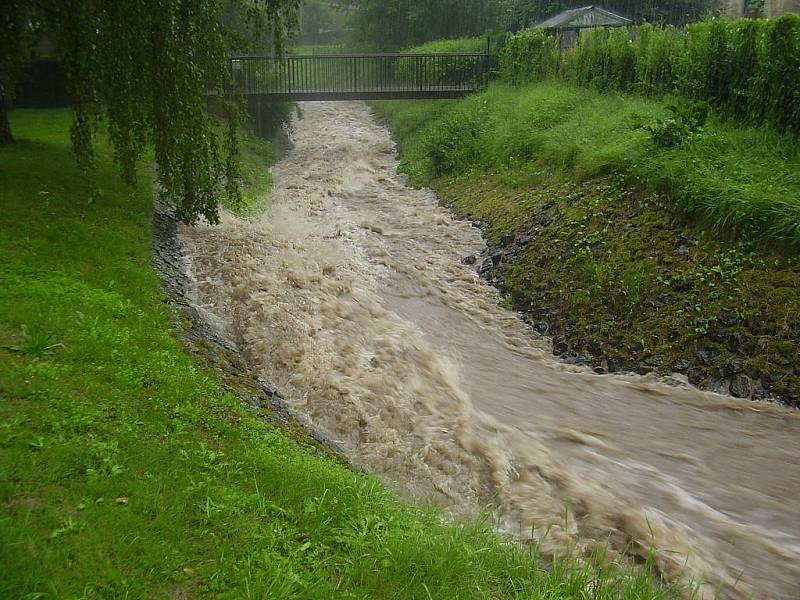 Povodně v Libouchci v Dlouhé. Bylo to hrozně rychlé, všechno to teklo z polí.