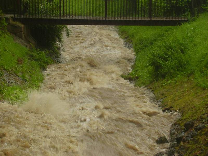 Povodně v Libouchci v Dlouhé. Bylo to hrozně rychlé, všechno to teklo z polí.