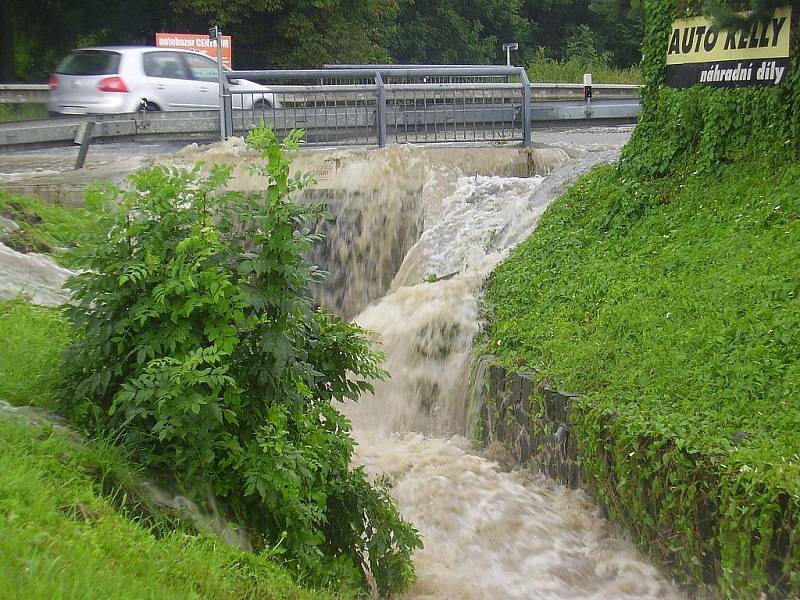 Povodně v Libouchci v Dlouhé. Bylo to hrozně rychlé, všechno to teklo z polí.