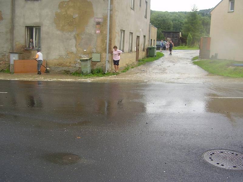 Povodně v Libouchci v Dlouhé. Bylo to hrozně rychlé, všechno to teklo z polí.