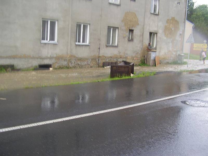 Povodně v Libouchci v Dlouhé. Bylo to hrozně rychlé, všechno to teklo z polí.