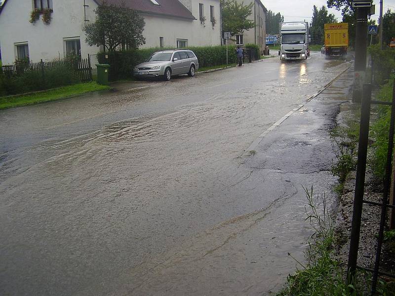 Povodně v Libouchci v Dlouhé. Bylo to hrozně rychlé, všechno to teklo z polí.