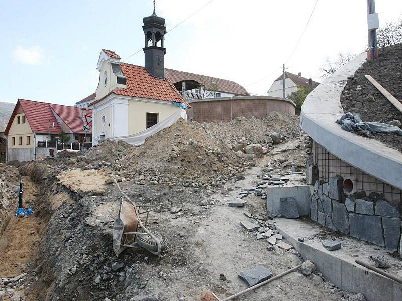 Rozestavěná křižovatka ještě není hotová a už si na její velikost řidiči stěžují.