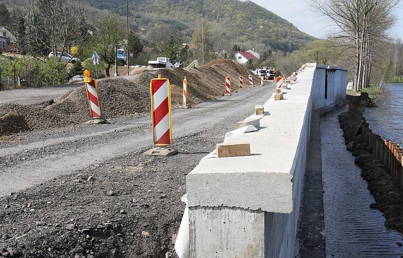 Rozestavěná křižovatka ještě není hotová a už si na její velikost řidiči stěžují.