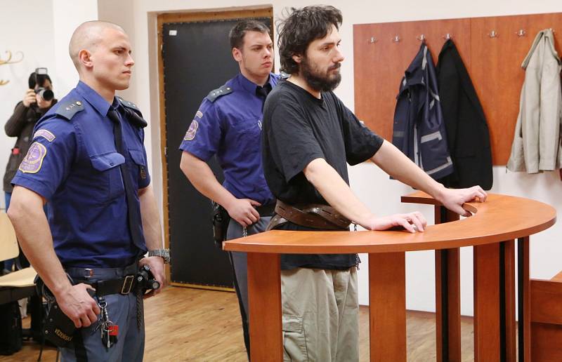 U Krajského soudu začalo líčení se Zdeňkem Hryščenkem, který na Střekově ve speciálně upravené garáži věznil dva mladistvé.
