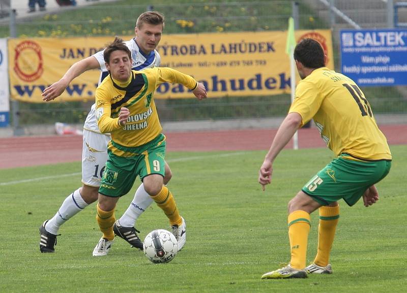 Ústečtí fotbalisté (bílí) doma porazili Sokolov 2:0. 