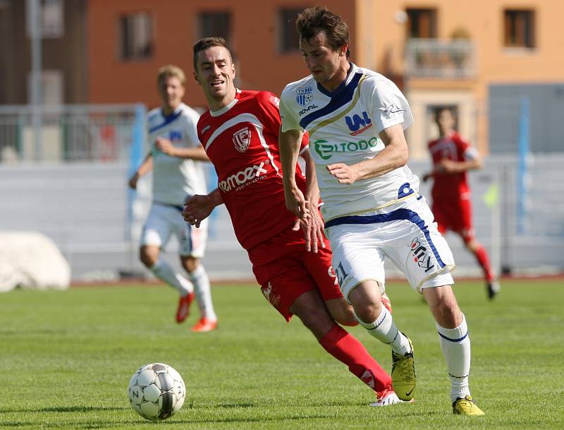 Ústečtí fotbalisté (bílí) doma prohráli s Pardubicemi 0:1. 