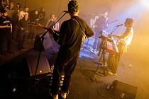 Do Národního domu zavítaly v sobotu 25. března jedny z nejosobitějších kapel současnosti: indie kapela Dukla a existencionální electropop post-hudba.