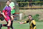 Fotbalisté Svádova (v zelenočerném) doma prohráli s Hostovicemi vysoko 1:6.