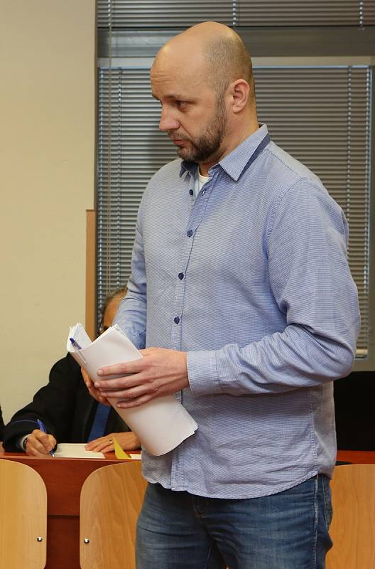 Sňatkový podvodník Jaroslav Doležal stojí před senátem krajského soudu v Ústí nad Labem.