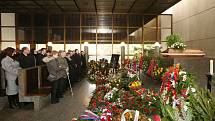 Zhruba tři stovky lidí se přišly rozloučit s předsedkyní Českého statistického úřadu (ČSÚ) Ivou Ritschelovou.
