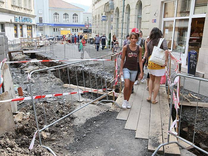 V ulici V Jirchářích, která vede od nádraží na nejrušnější ulici ve středu města se nedá téměř projít. Probíhají zde výkopové práce. 