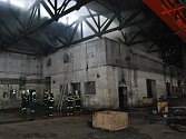 Hasiči vyjeli k požáru střešní konstrukce haly v loděnici ve Svádově. 