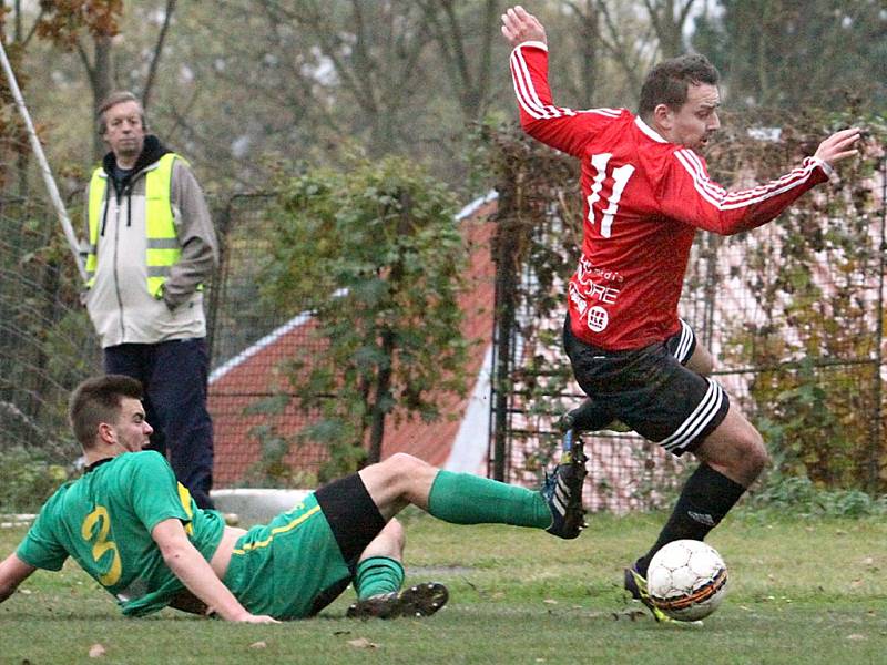 Fotbalisté Neštěmic (červení) doma porazili Žatec po nevídané přestřelce 7:4.