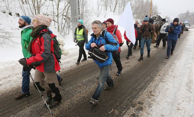 Asi pět desítek aktivistů, kteří na protest proti válce v Sýrii jdou z Berlína do Halabu (Aleppa), dorazilo dnes dopoledne do České republiky. České hranice překročili v Petrovicích.