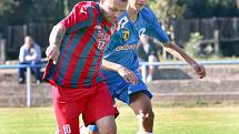 Fotbalisté Chabařovic (v červenofialovém) smetli v 8. kole I. B třídy Dubí 6:0. Foto: Deník/Rudolf Hoffmann