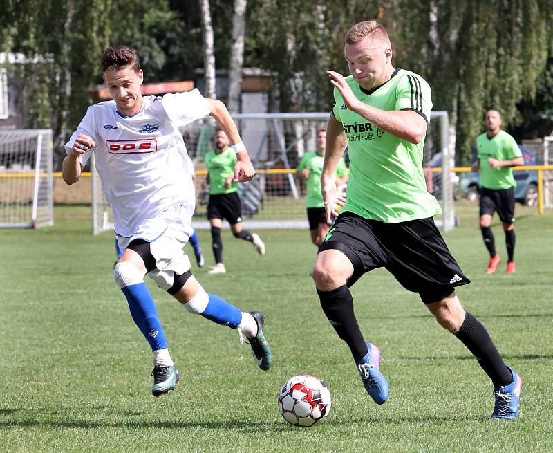 I. B třída Ústeckého kraje 6. kolo. Mužstvo Svádova - Olšinek (zelenočerní) podlehli Junioru Děčín (bílí) 0:1.