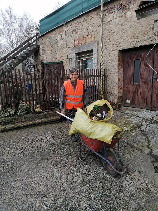 V okolí Libouchce se zapojili dobrovolníci do akce Ukliďme Česko.