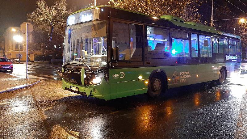 Okolo páté hodiny večer došlo ke srážce autobusu s osobním autem v ulici Masarykova.