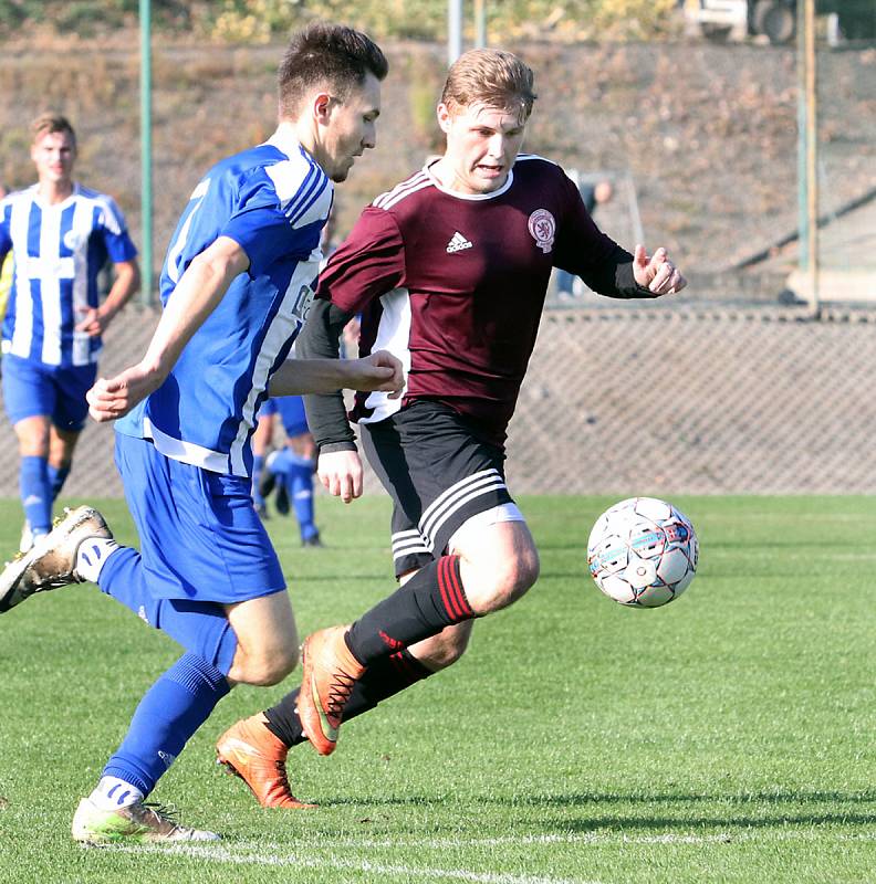 Fotbalisté Neštěmic (v tmavém) porazili ve šlágru 9. kola I. A třídy Roudnici 3:0.