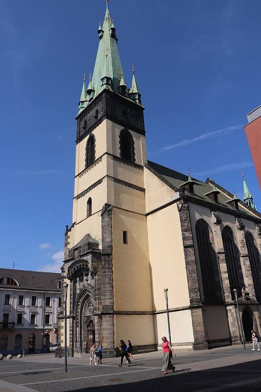 Před čtrnácti lety se začalo v Ústí stavět obchodní centrum Forum. Ústečané vnímali stavbu kontroverzně, protože se jim zdála obří a zakrývající kostel se šikmou věží. Jak se s OC Forum sžili a co na to říkají dnes?