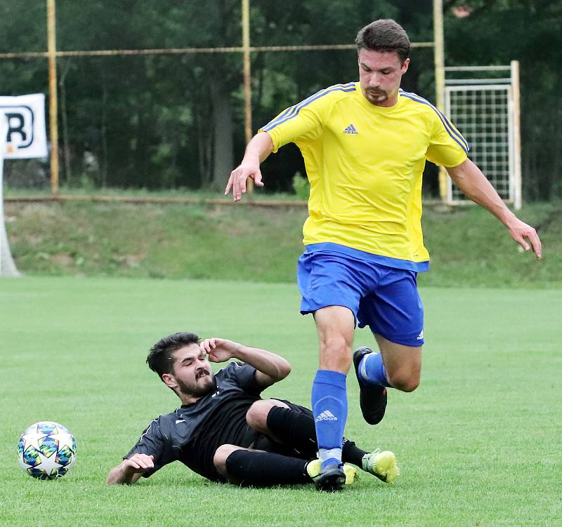 Fotbalisté Brné (černí) porazili v zahajovacím utkání krajského přeboru Kadaň (žlutomodří) 6:2