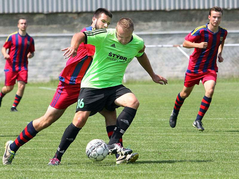 Fotbalisté Svádova (v zelenočerném) doma prohráli s Hostovicemi vysoko 1:6.