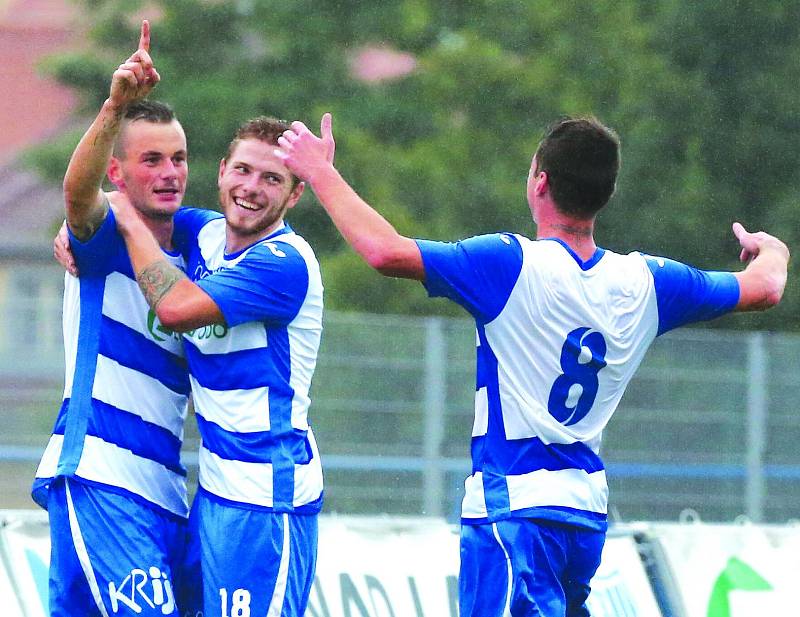 Ústečtí fotbalisté (modro-bílí) doma porazili Sokolov jasně 3:0. 