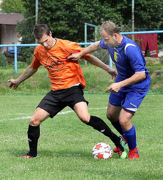 DAŘILO SE. Fotbalisté Hostovic (v oranžových dresech) zvítězili na hřišti rezervy Vaňova vysoko 5:1.